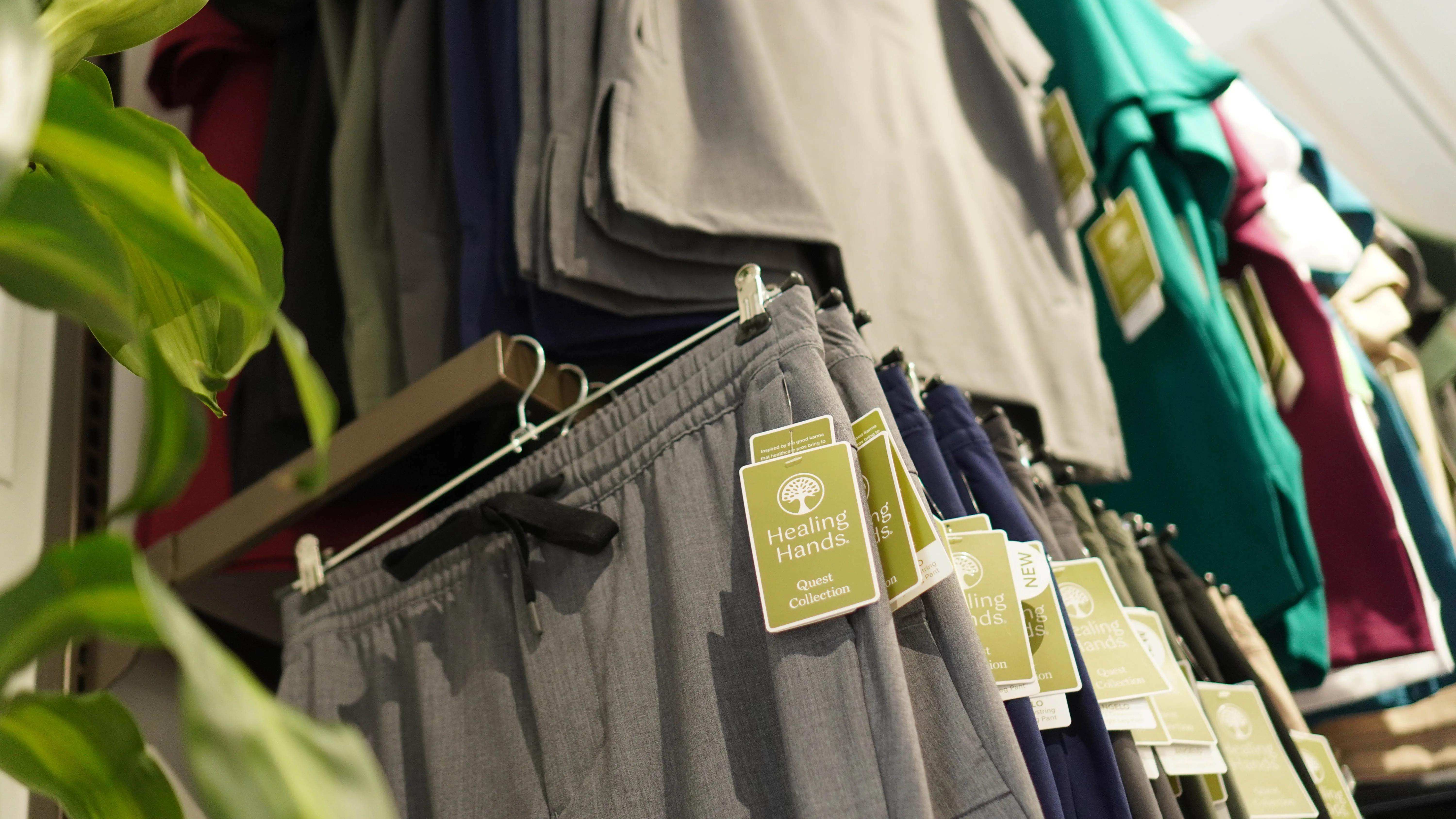 Detalle de pantalones y colores de uniformes profesionales
